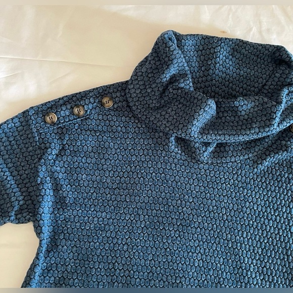 Women’s Oversized Texture Fleece Blue Turtleneck Sweater - Picture 5 of 8